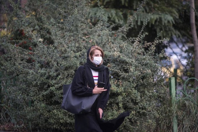 Una mujer con mascarilla en Teherán