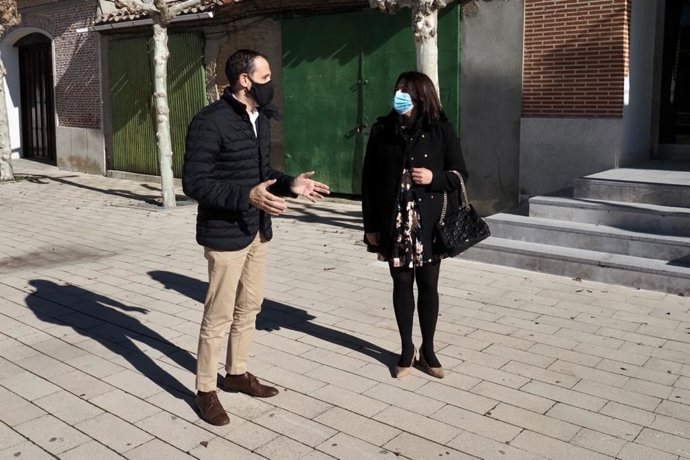 Conrado Íscar visita Villaverde de Medina acompañado por su alcaldesa, Patricia Hernández.