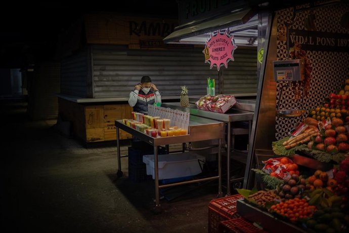 Un puesto con zumos de frutas en el Mercado de la Boquería, en Barcelona, Catalunya (España), a 16 de noviembre de 2020. El turismo internacional se desplomó este verano debido como consecuencia del coronavirus. Además, el pasado 15 de octubre el Govern