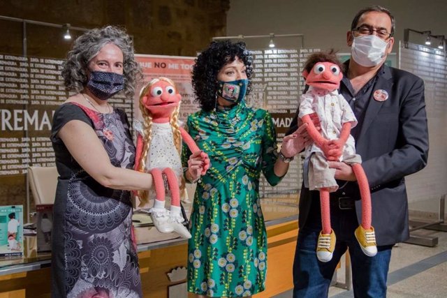 Carmen Núñez, en el centro, flanqueada por las marionetas Valeria y Tadeo, de la campaña contra la violencia sexual a menores.