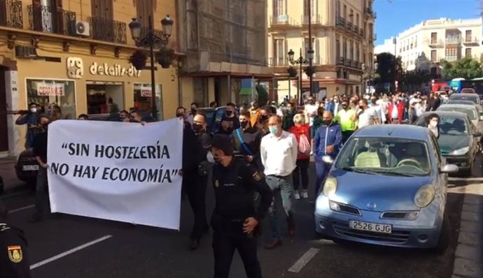 La concentración de este viernes de los hosteleros de Melilla ha desembocado en una marcha por la Avenida Juan Carlos I