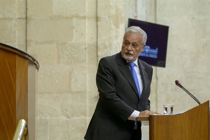 El Defensor del Pueblo Andaluz, Jesús Maeztu, en el Pleno del Parlamento, en una foto de archivo.