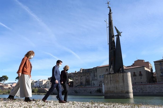 La consellera de Justicia, Ester Capella, el vicepresidente del Govern, Pere Aragons, y la alcaldesa de Tortosa, Meritxell Roigé. En Tortosa (Tarragona) el 20 de noviembre de 2020