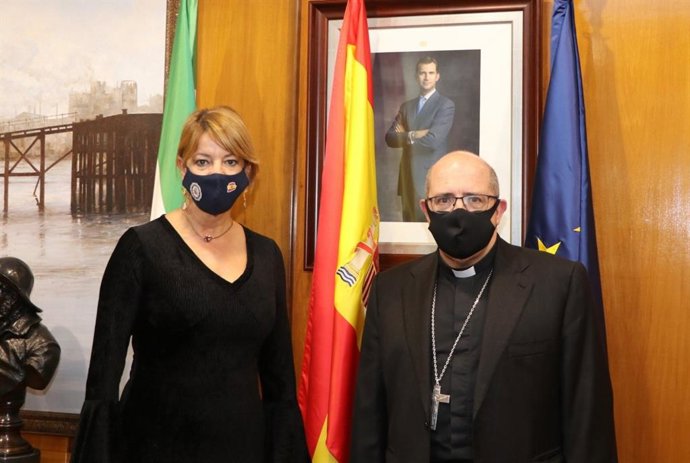 La presidenta de la Autoridad Portuaria de Huelva, Pilar Miranda, y el obispo de Huelva, Santiago Gómez Sierra, en su encuentro institucional este viernes.
