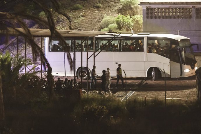 Varios inmigrantes llegan a Barranco Seco, donde se ha habilitado una instalación militar para la acogida., en Gran Canaria, Canarias (España), a 18 de noviembre de 2020. Más de 2.300 migrantes permanecen hacinados en el muelle  de Arguineguín tras pern