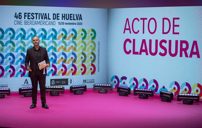 El periodista Adolfo Zarandieta, durante el acto de clausura del Festival de Cine de Huelva.