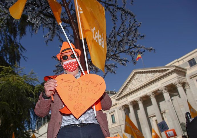 Un hombre sostiene una pancarta en una manifestación contra la Ley Celaá en el Congreso, el día de su aprobación, en Madrid (España), a 19 de noviembre de 2020. En esta manifestación han participado colectivos de la educación concertada y ha sido convoc