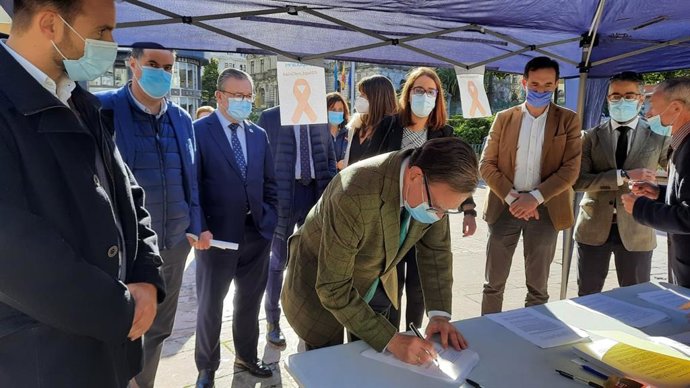 El alcalde de Oviedo, Alfredo Canteli, firma contra la 'Ley Celaá', en la Plaza de la Escandalera de Oviedo.