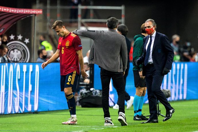 Sergio Canales of Spain and Luis Enrique Martinez, head coach of Spain, during the UEFA Nations league match between Spain and Germany at the la Cartuja Stadium on November 17, 2020 in Sevilla Spain
