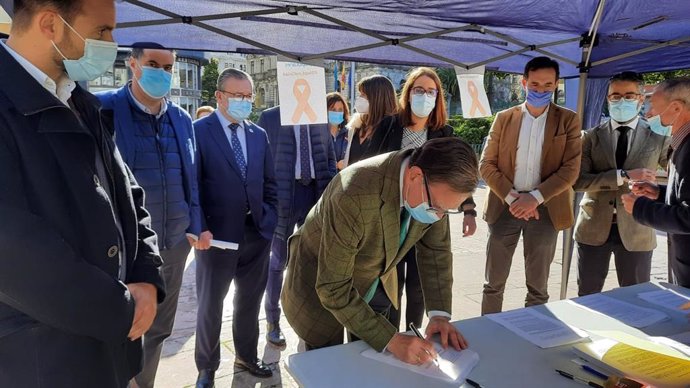 El alcalde de Oviedo, Alfredo Canteli, firma contra la 'Ley Celaá', en la Plaza de la Escandalera de Oviedo.