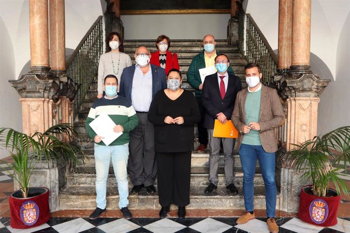 La presidenta de Iprodeco, Dolores Amo (centro), tras la firma de los acuerdos