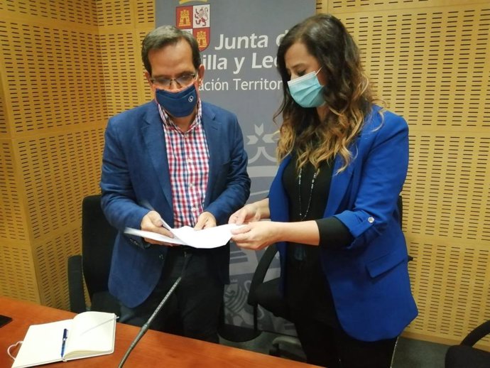 La presidente de la Asociación de Hostelería, María José Hernández, con Augusto Cobos.