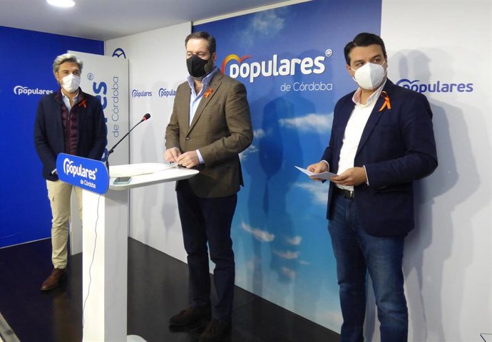 Adolfo Molina con José María Bellido y Andrés Lorite.