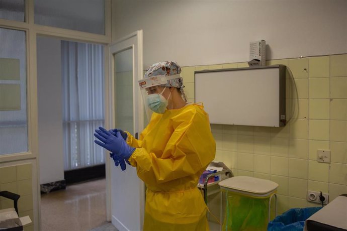 Una sanitaria se prepara para realizar test rápidos de antígenos de detección de coronavirus en el Centro de Atención Primaria CAP Manso, en Barcelona, Catalunya (España), a 21 de octubre de 2020.