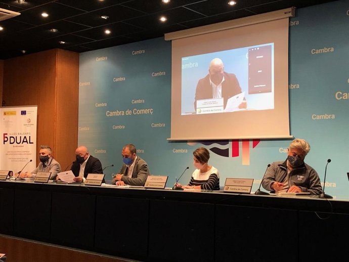 Representantes de la Cámara de Comercio de Baleares y el Govern durante la mesa redonda sobre FP dual.