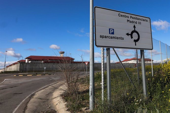 Un cartel indica la dirección a la entrada de la Cárcel de Valdemoro, en Madrid