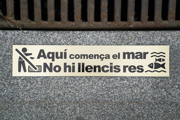 Barcelona instala placas en los imbornales para evitar que plásticos y colillas lleguen al mar