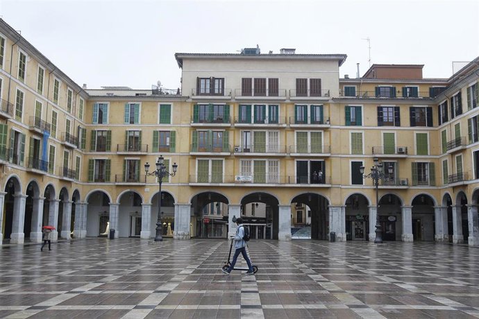 Un transeúnte cruza la Plaza Mayor vacía durante el estado de alarma.