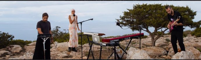 Marina Herlop duranate su actuación en Formentera.