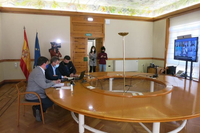 El consejero José Luis Soro participa via telemática en la Conferencia Sectorial Reto Demográfico con otros miembros del Gobierno de Aragón.