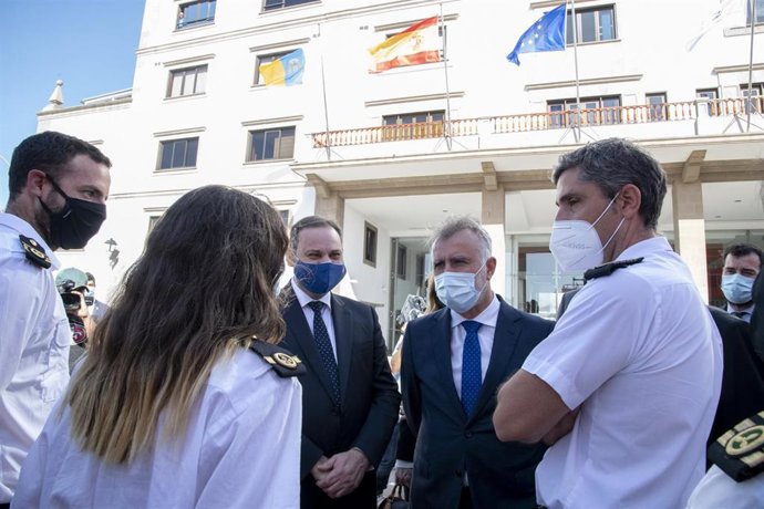 El ministro de Transportes, Movilidad y Agenda Urbana, José Luis Ábalos; y el presidente de Canarias, Ángel Víctor Torres conversan con la tripulación del buque 'Miguel de Cervantes' de Salvamento Marítimo en Las Palmas de Gran Canaria