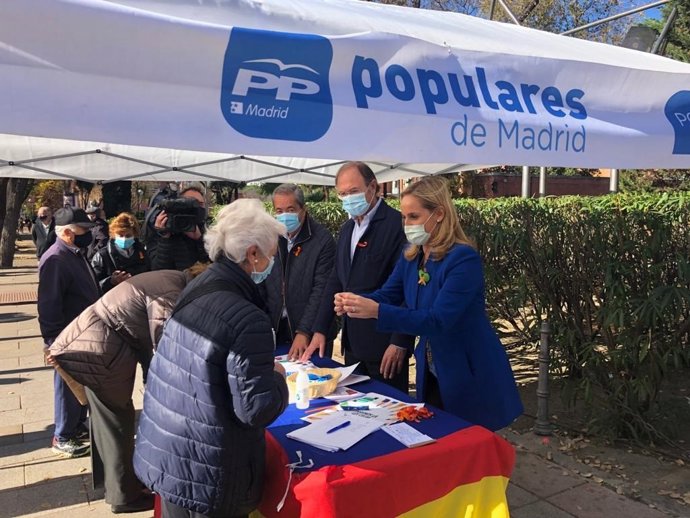 Recogida de firmas del PP de Madrid contra la 'Ley Celaá'