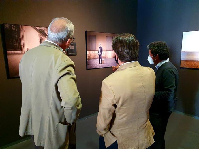 El Centro del 27 de la Diputación rinde homenaje a una veintena de figuras de la poesía malagueña a través de la exposición fotográfica Poéticas de la ciudad de Paco Negre