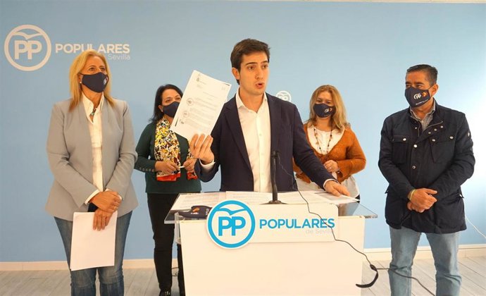 Luis Paniagua muestra documentos de los reparos