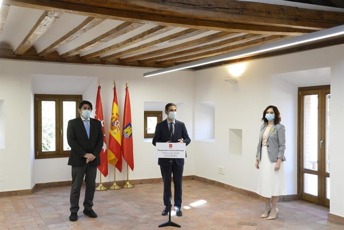 El alcalde de Alcalá de Henares, Javier Rodríguez Palacios, y la presidenta de la Comunidad de Madrid, Isabel Díaz Ayuso.