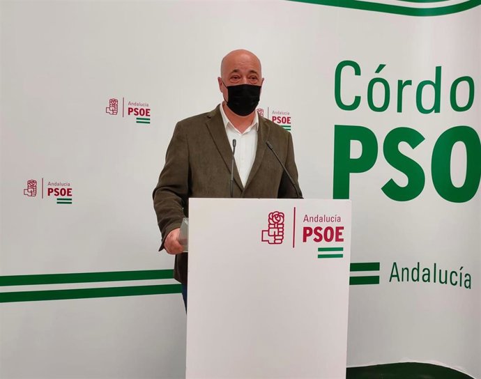 El secretario general del PSOE de Córdoba, Antonio Ruiz, en la sede de su partido.