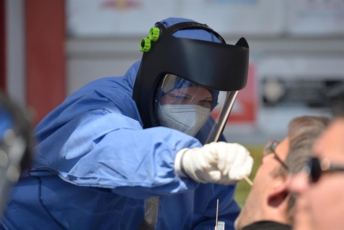 Imagen de archivo de una trabajadora sanitaria realizando un test de COVID-19.