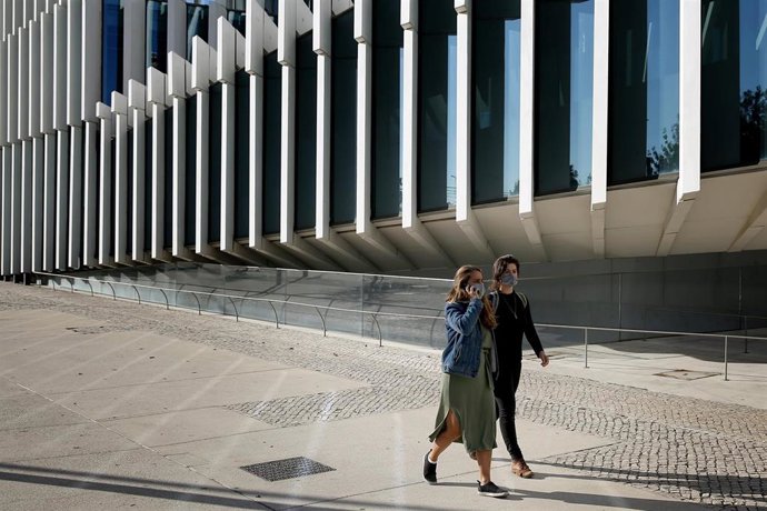 Mujeres con mascarilla en Lisboa
