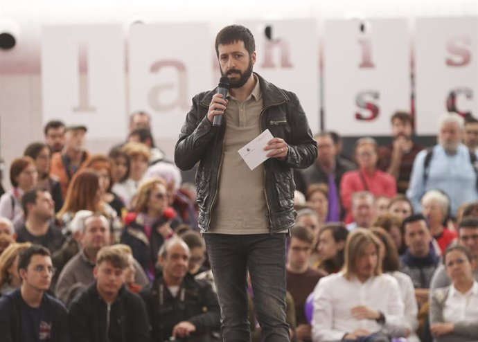 El candidato de Unidas Podemos al Congreso por Valladolid, Juanma del Olmo, participa en un acto con simpatizantes de Podemos en La Cúpula del Milenio de Valladolid