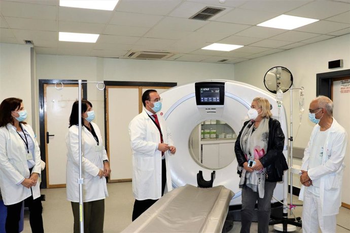 La delegada de Salud, Manuela Caro, visita el nuevo TAC de altas prestaciones puesto en marcha en el Hospital Juan Ramón Jiménez.
