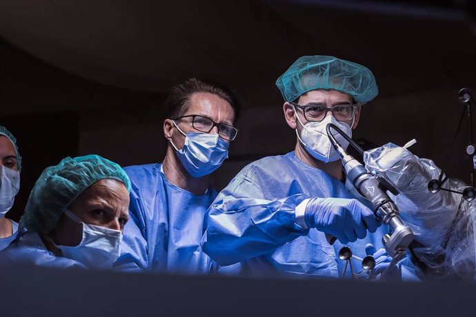Equipo médico durante la formación con cirujano experto