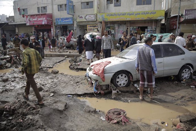 Un grupo de personas comprueba los daños causados por las inundaciones en la capital de Yemen, Saná