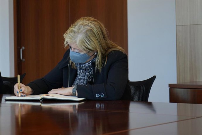 La consellera ngels Ponsa firma en su visita al Port de Tarragona