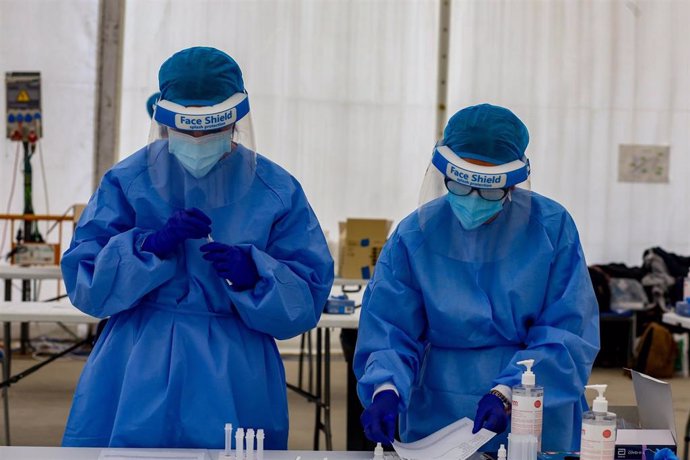 Dos sanitarias trabajan en un dispositivo de test de antígenos en la en la carpa de la Malvaloca, en la zona básica de Sierra de Guadarrama, en Collado Villalba, Madrid (España), a 26 de octubre de 2020.