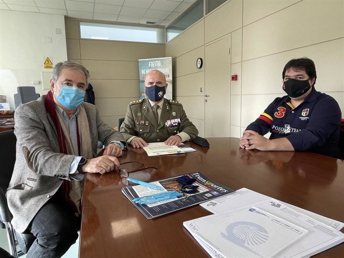 De izquierda a derecha, Juan Andrés Saiz Garrido, presidente de Asetra; el coronel Camilo Vázquez Manzano subdelegado de Defensa en Segovia; y Víctor Fernández Canales, miembro de la Junta Directiva de Asetra.