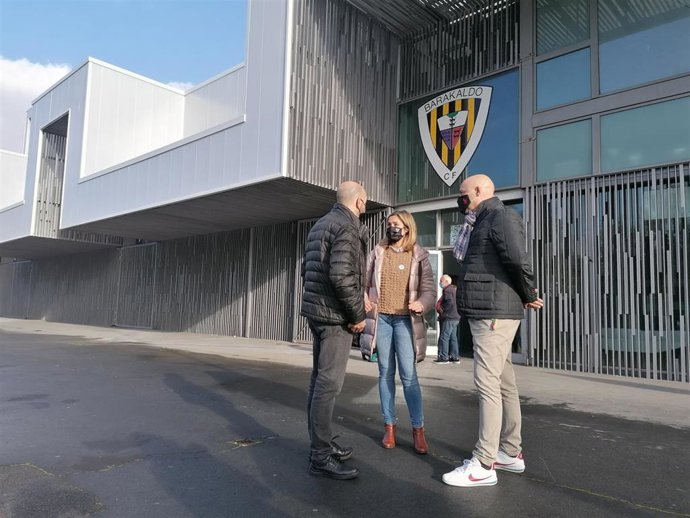 La alcaldesa de Barakaldo, Amaia del Campo y Jesús María Isusi