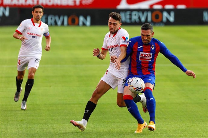 Munir pugna con Arbilla durante el Sevilla-Eibar de LaLiga Santander 2020-2021