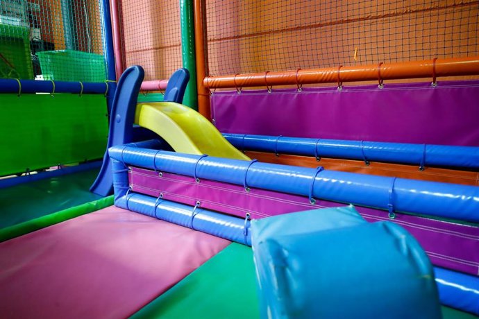 Un tobogán infantil en un centro de ocio.