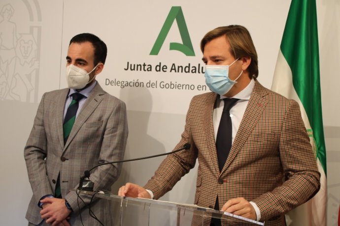 El delegado del Gobierno andaluz en Córdoba, Antonio Repullo (dcha.), y el de Empleo y Transformación Económica, Ángel Herrador, en rueda de prensa
