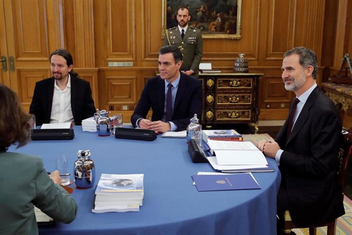 El vicepresidente segundo y ministro de Derechos Sociales y Agenda 2030, Pablo Iglesias (1i), el presidente del Gobierno, Pedro Sánchez (2i), y el Rey Felipe VI (1d).