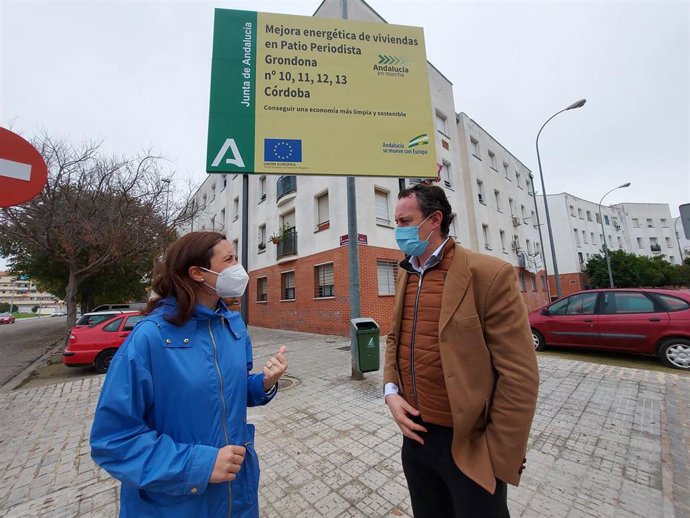 La delegada territorial de Fomento, Infraestructuras y Ordenación del Territorio, Cristina Casanueva, y el director general de AVRA en Córdoba, Juan Ramón Pérez