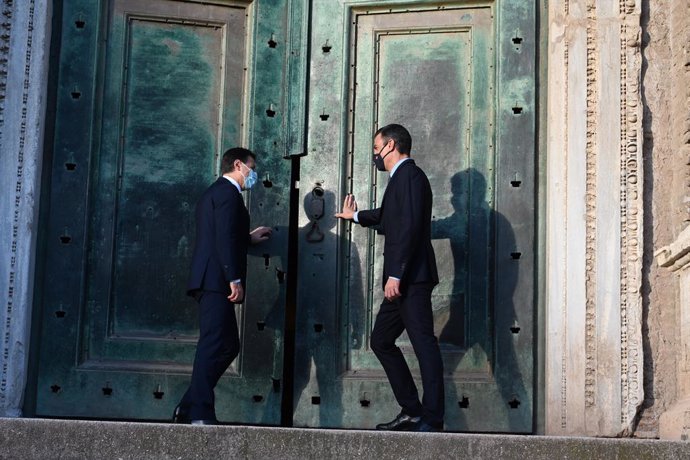 El presidente del Gobierno, Pedro Sánchez (d), y el primer ministro de Italia, Giuseppe Conte (i), abren la puerta de cobre verde del templo de Rómulo y Remo en el Foro Romano, en Roma (Italia), a 20 de octubre de 2020.