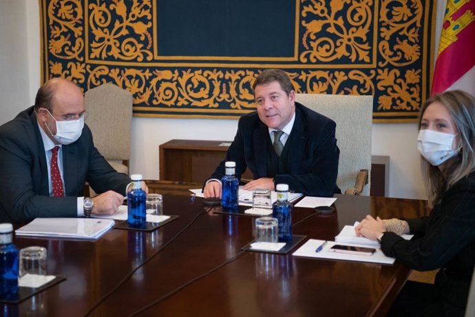 El presidente de C-LM, Emiliano García-Page, durante su reunión con la comisaria europea de Competencia, Margrethe Vestager