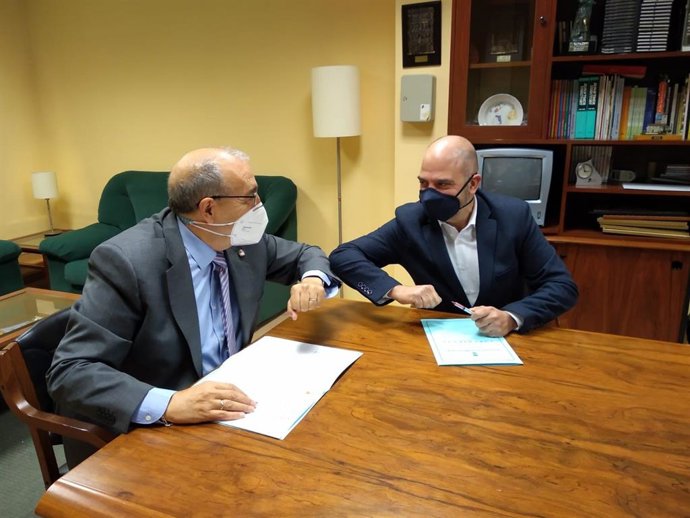 Firma del acuerdo del Ayuntamiento de Calamocha y la Cámara de Comercio.