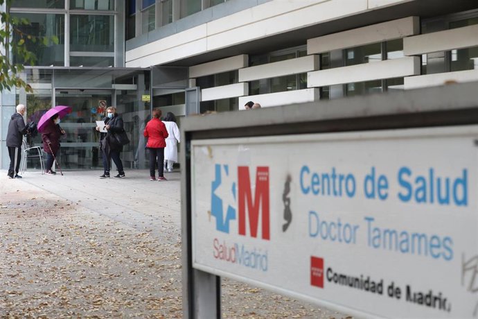 Pacientes esperan en la puerta del Centro de Salud Doctor Tamames