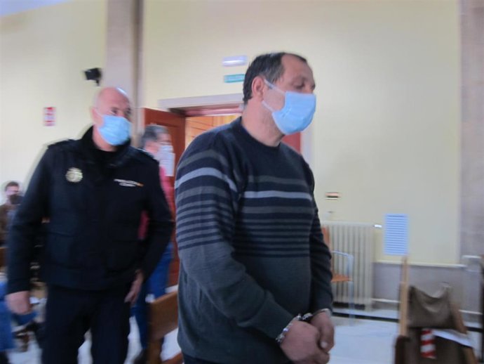 El acusado entrando en la sala de vistas de la Audiencia de Jaén